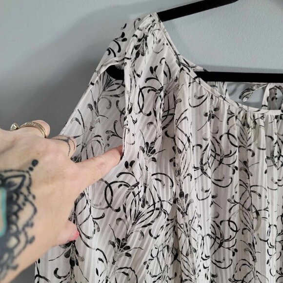 Michel Studio Collection EUC Semi-sheer white and black damask print blouse - Picture 4 of 9